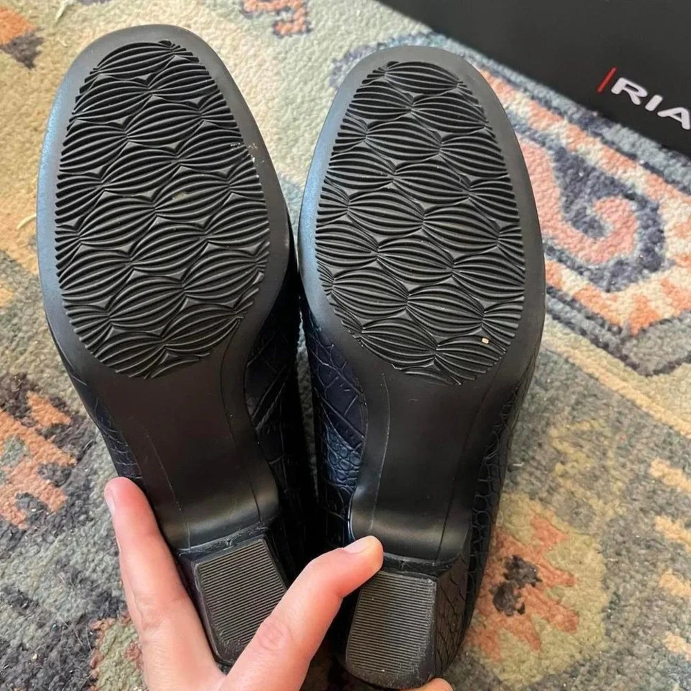 Realto size 7 black shoes‎